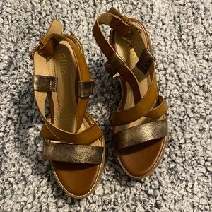 Woman’s wedges Sz 8